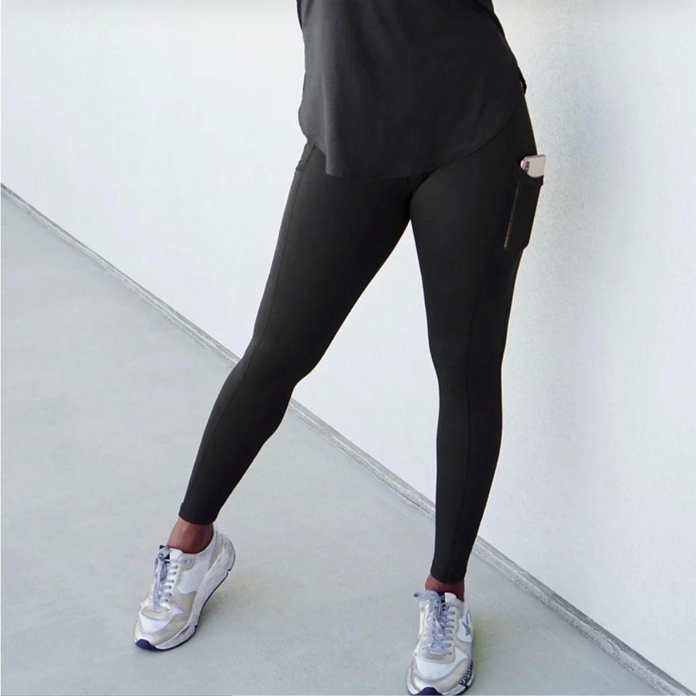 Fabletics Medium Black
On-the-go Leggings with
Pockets NWT